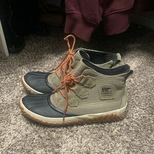 Women’s Sorel rain boots. Only worn once! Size 9.5